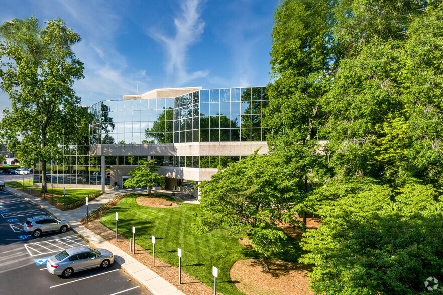 4651 Charlotte Park Dr, Charlotte, NC for lease - Primary Photo - Image 1 of 17