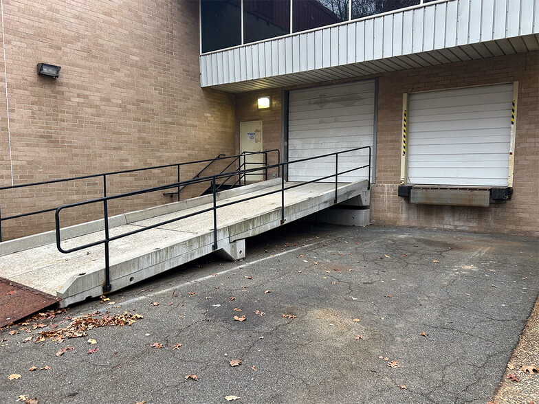 7700-7730 Southern Dr, Springfield, VA for lease - Building Photo - Image 2 of 6