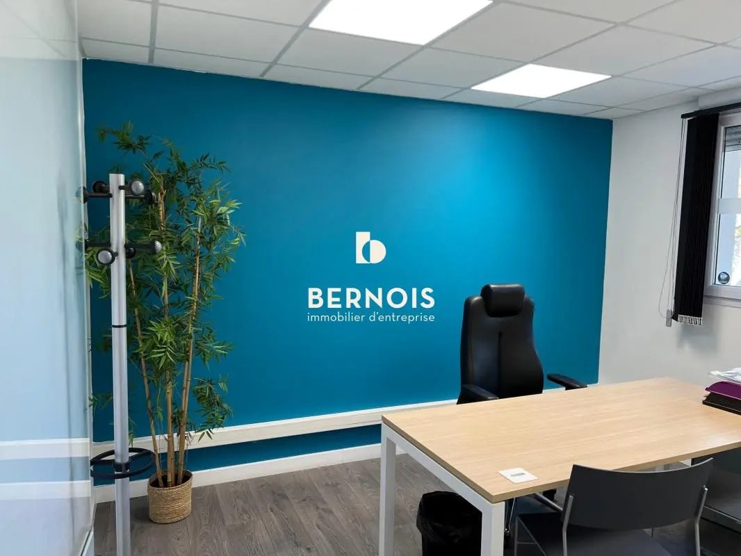 Office in Six-Fours-les-Plages for lease Interior Photo- Image 1 of 5