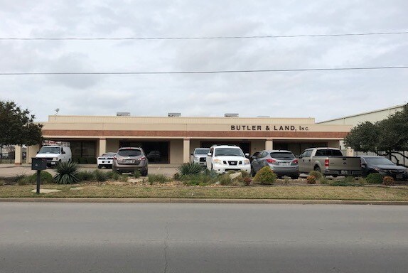 10821-10823 Sanden Dr, Dallas, TX for lease - Building Photo - Image 3 of 8