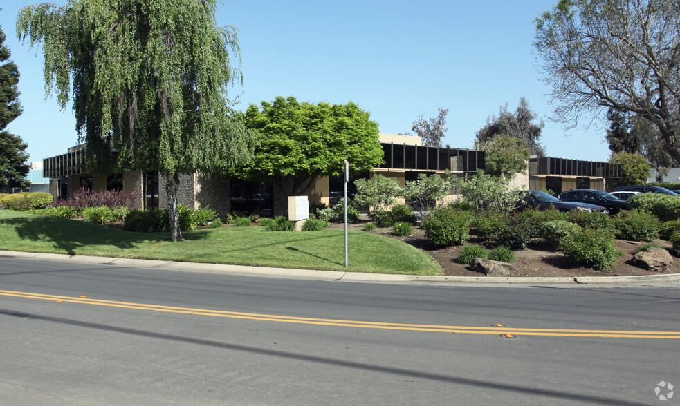 3925-3945 Bohannon Dr, Menlo Park, CA for lease - Primary Photo - Image 1 of 6