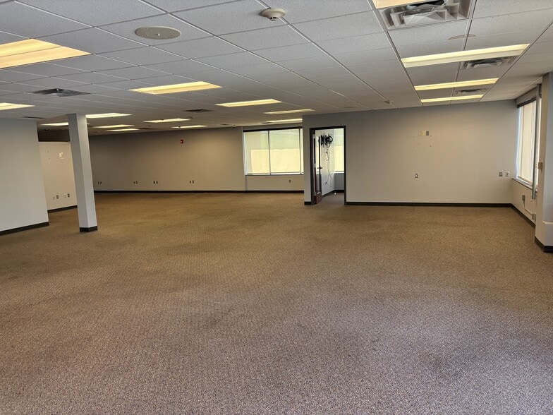 8600 W 110th St, Overland Park, KS for lease - Building Photo - Image 2 of 8