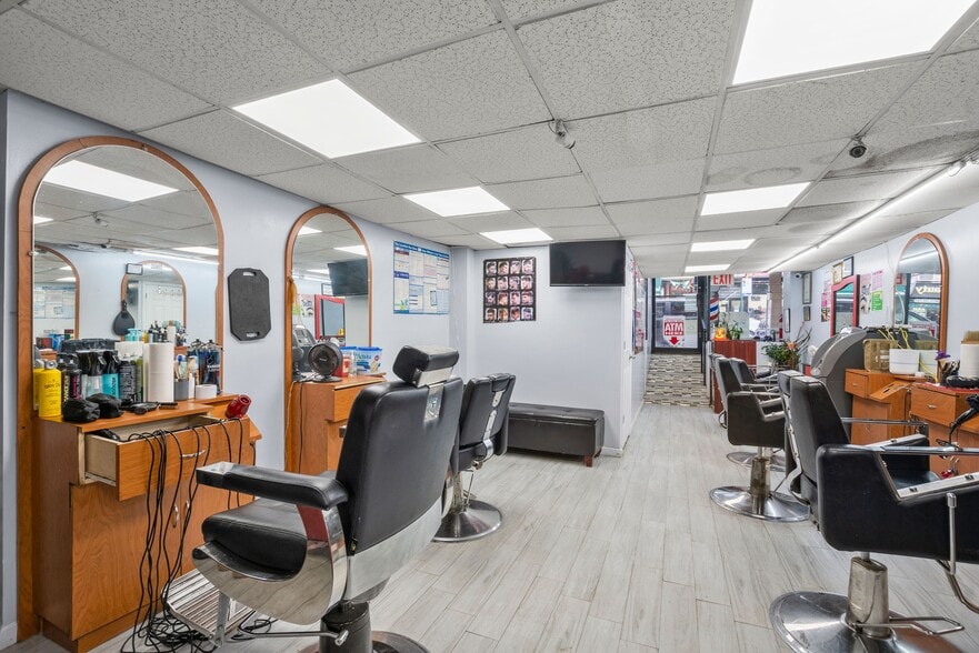 144 Lawrence St, Brooklyn, NY for lease - Interior Photo - Image 3 of 4