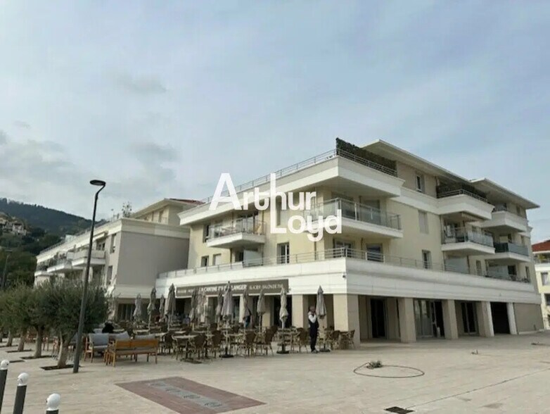 Retail in Mandelieu-la-Napoule for lease - Building Photo - Image 1 of 6