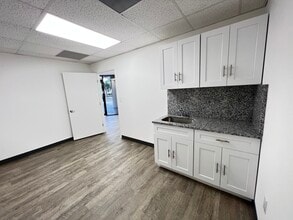 2201 Nw 30th Pl, Pompano Beach, FL for lease Interior Photo- Image 1 of 10