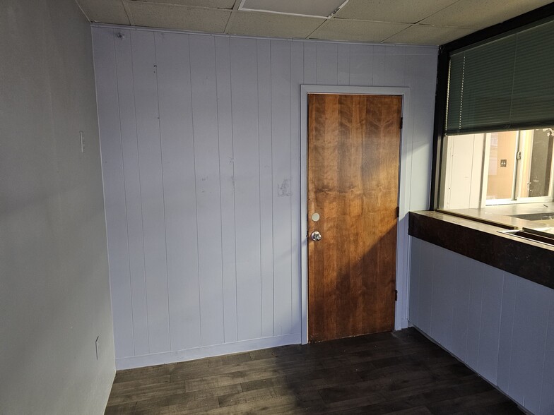 103 S Fannin Ave, Cameron, TX for lease - Interior Photo - Image 3 of 31