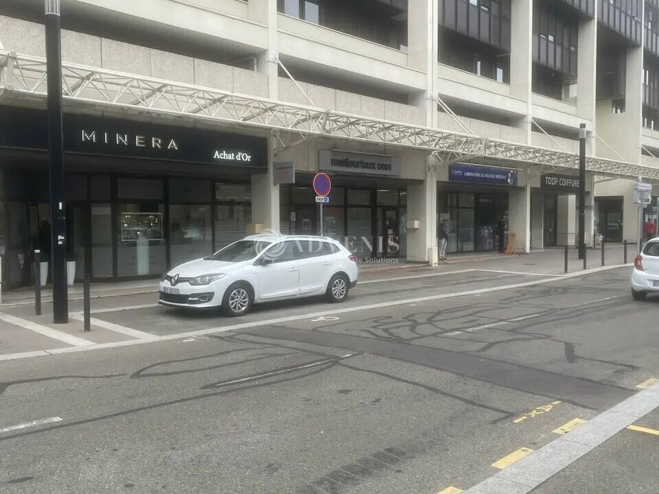 Retail in Montigny-le-Bretonneux for lease Building Photo- Image 1 of 2