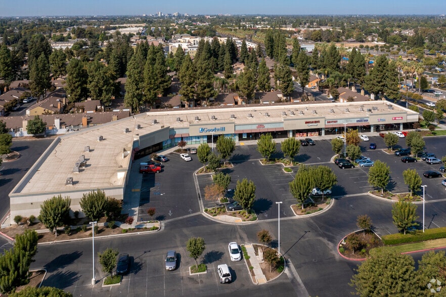E Kings Canyon Rd, Fresno, CA for lease - Primary Photo - Image 1 of 6