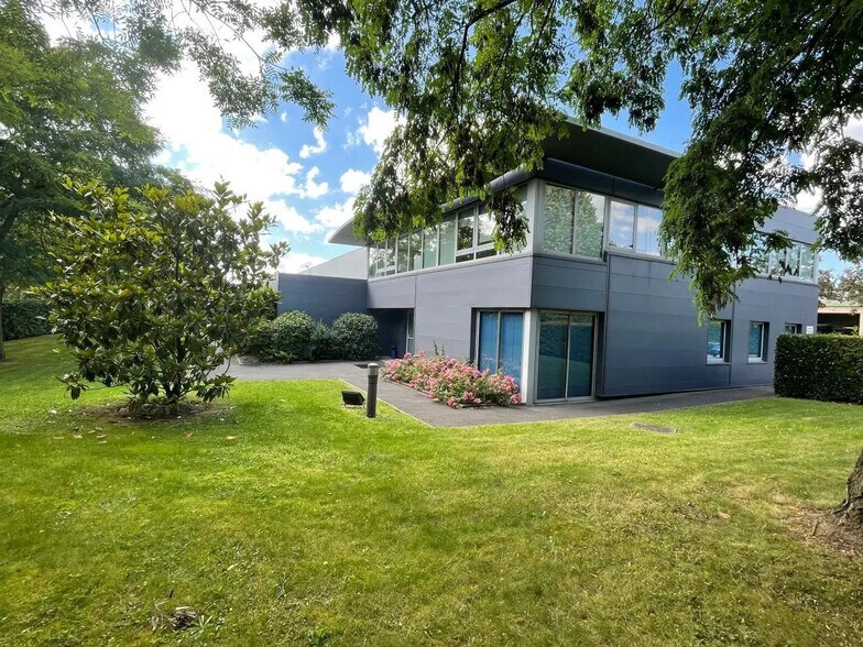 Flex in Le Plessis-Bouchard for sale - Building Photo - Image 3 of 17