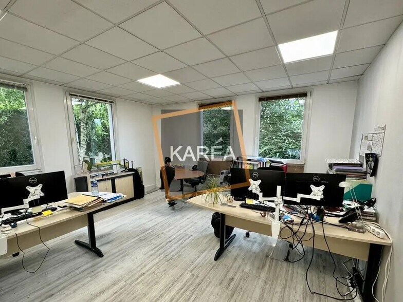Office in Magny-le-Hongre for lease - Interior Photo - Image 1 of 5