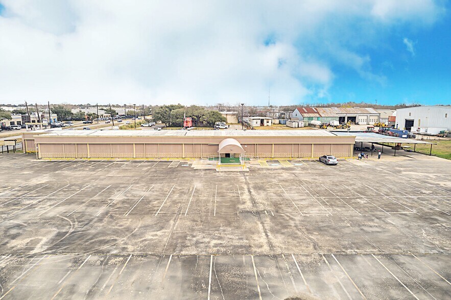 9120 Winkler Dr, Houston, TX 77017