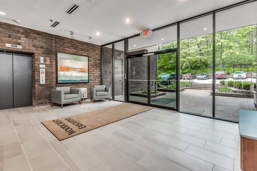 12125 Woodcrest Executive Dr, Saint Louis, MO for lease - Interior Photo - Image 3 of 9