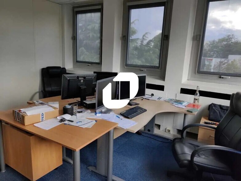 Flex in Marly-le-Roi for lease - Interior Photo - Image 3 of 13