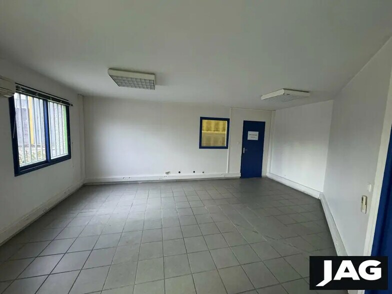 Flex in Pusignan for lease - Interior Photo - Image 3 of 10