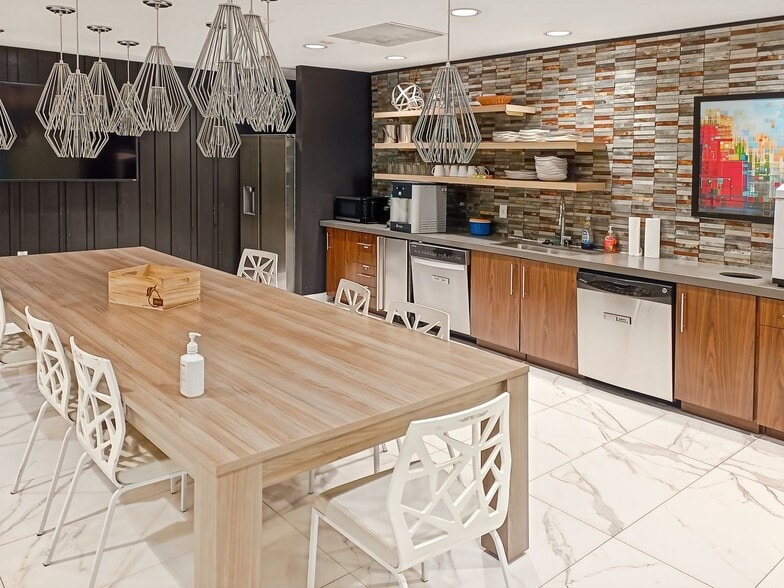 1050 Connecticut Ave NW, Washington, DC for lease - Interior Photo - Image 2 of 12