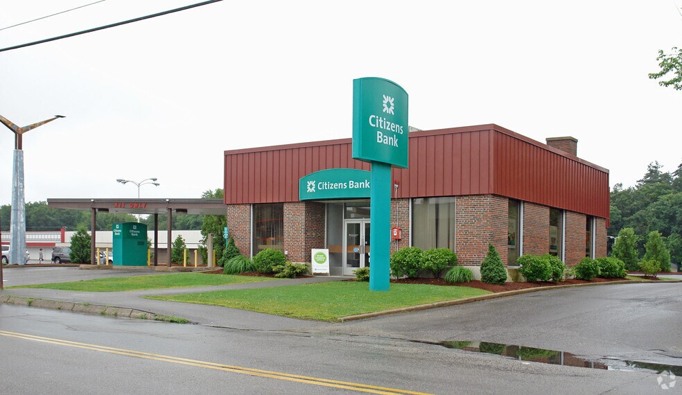 33 Coliseum Ave, Nashua, NH 03063