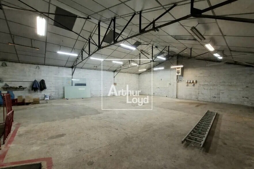 Flex in La Rochette for lease - Interior Photo - Image 3 of 11