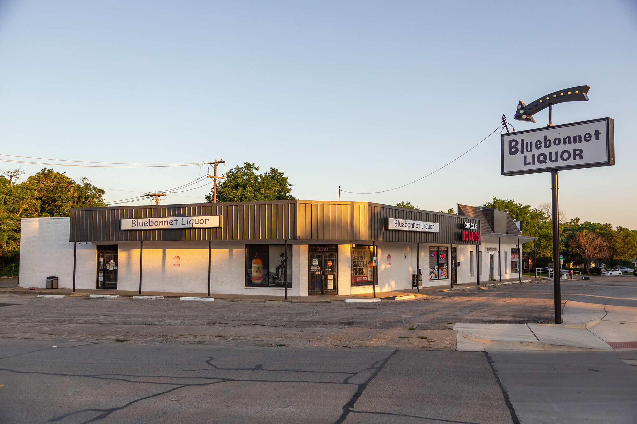 3500-3502 Bluebonnet Cir, Fort Worth, TX for lease Building Photo- Image 1 of 4