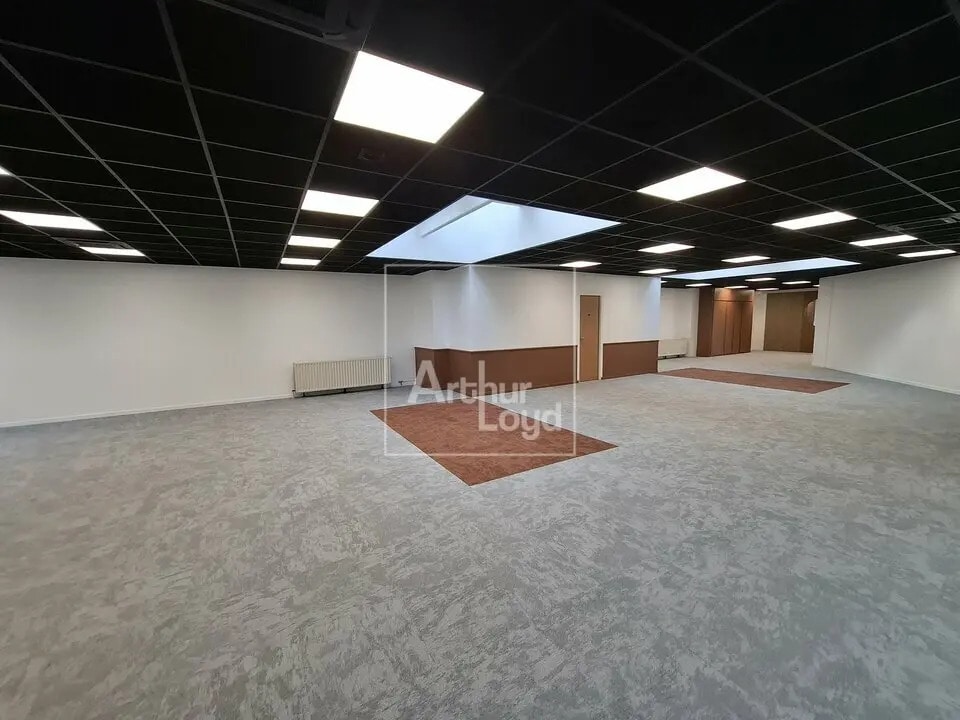 Office in Torcy for lease Interior Photo- Image 1 of 11