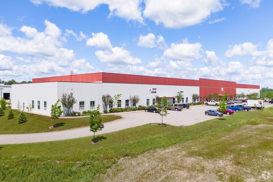 400 Crown Ct, Oakdale, PA for lease - Building Photo - Image 2 of 8