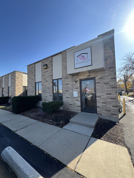 1881 Commerce Dr, Elk Grove Village, IL for sale - Building Photo - Image 2 of 9