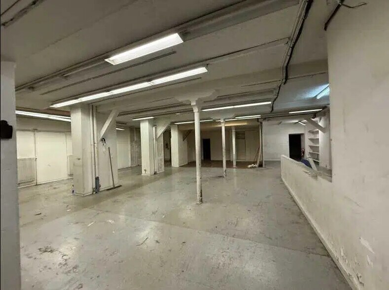 Retail in Paris for lease - Building Photo - Image 1 of 5