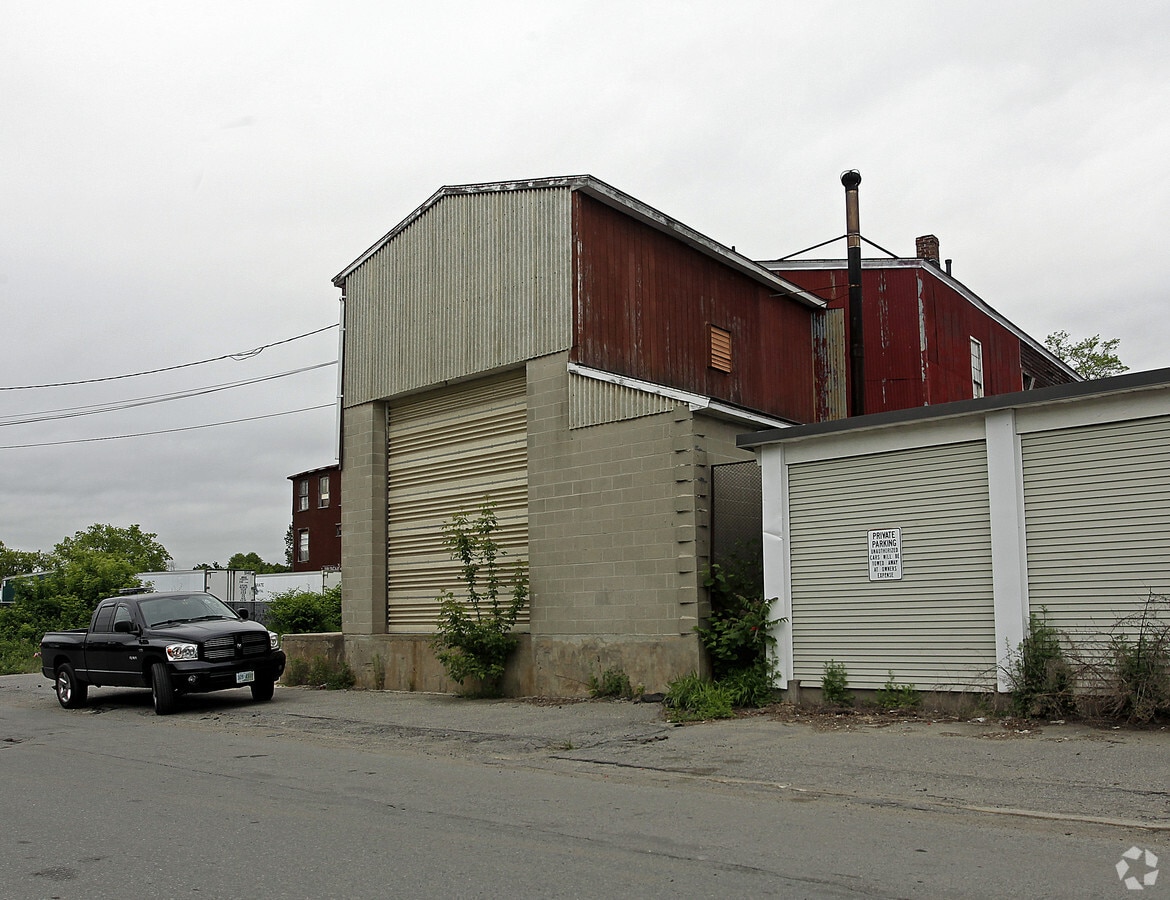 35 Tanner St, Lowell, MA 01852