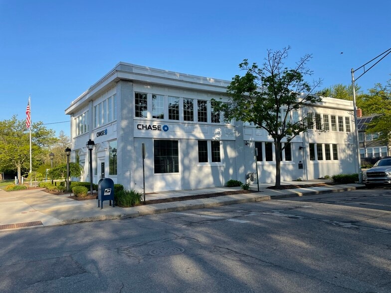 17449 E Jefferson Ave, Grosse Pointe, MI for sale - Primary Photo - Image 1 of 1