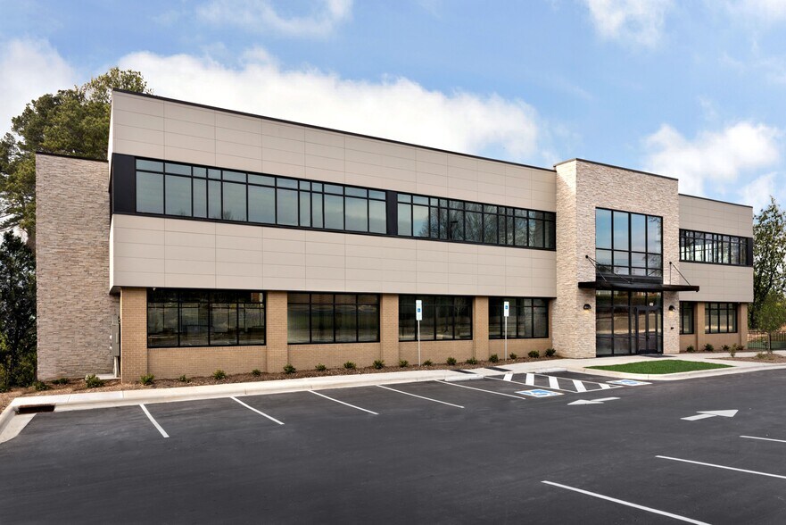 400 Attain St, Fuquay Varina, NC for lease - Primary Photo - Image 1 of 6