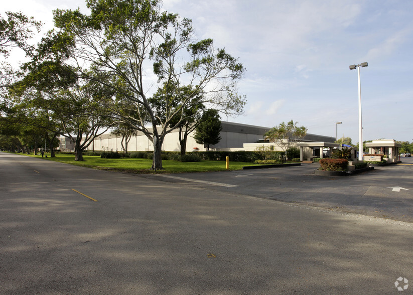 14100 NW 60th Ave, Miami Lakes, FL for lease - Building Photo - Image 2 of 5