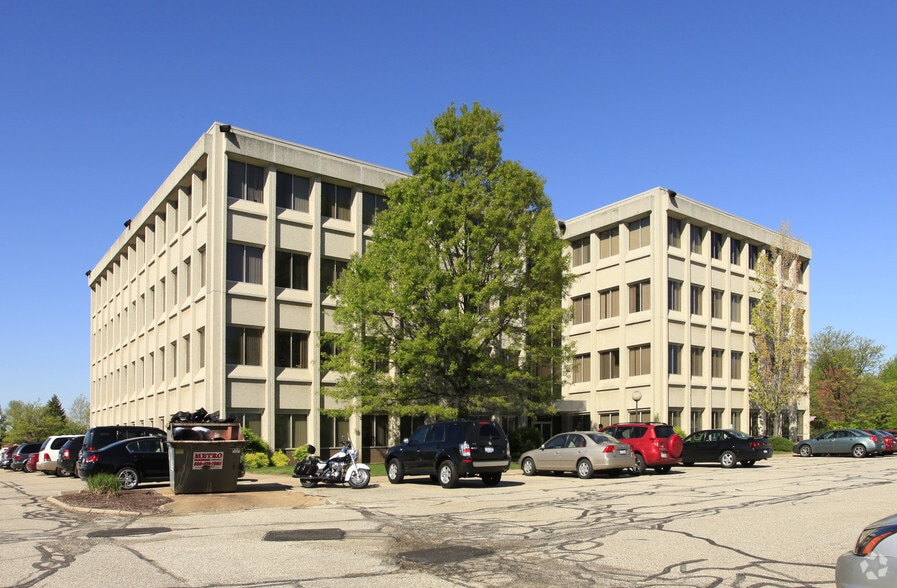 7123 Pearl Rd, Middleburg Heights, OH for lease - Building Photo - Image 2 of 2