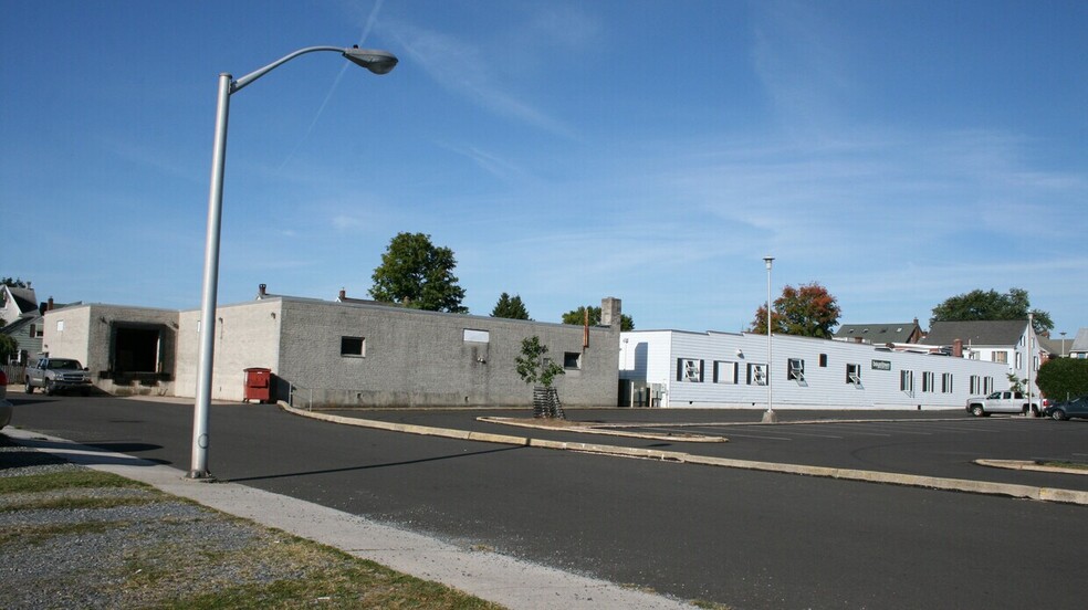 48 S Reading Ave, Boyertown, PA for lease - Building Photo - Image 1 of 17