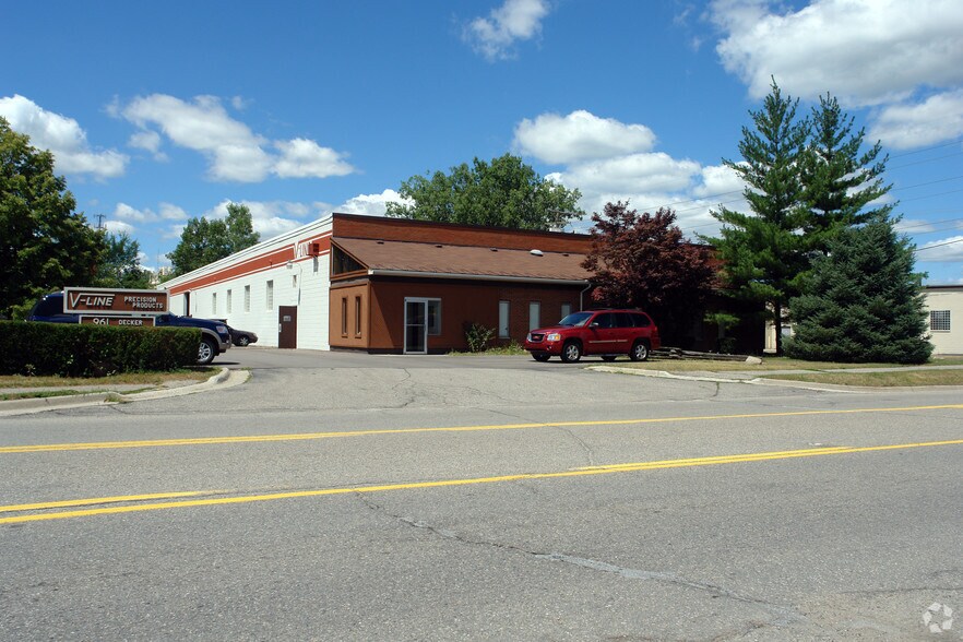 961 Decker Rd, Walled Lake, MI 48390