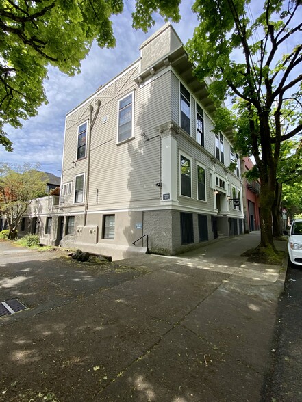 2066 NW Irving St, Portland, OR for sale - Building Photo - Image 1 of 26