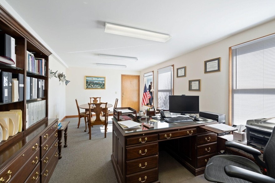 29 Simpson Ln, Falmouth, MA for sale - Interior Photo - Image 3 of 15
