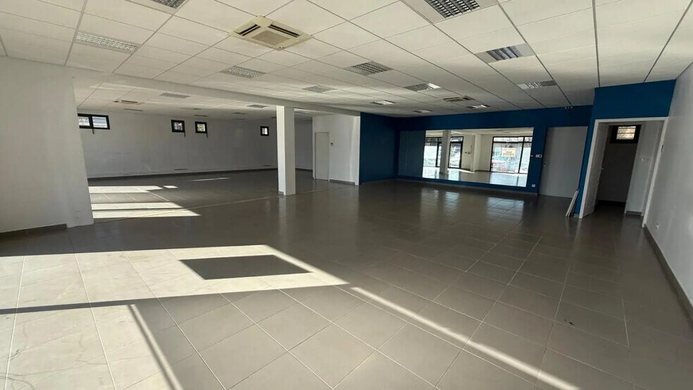 Office in Saint-Denis-lès-Bourg for lease - Interior Photo - Image 2 of 16