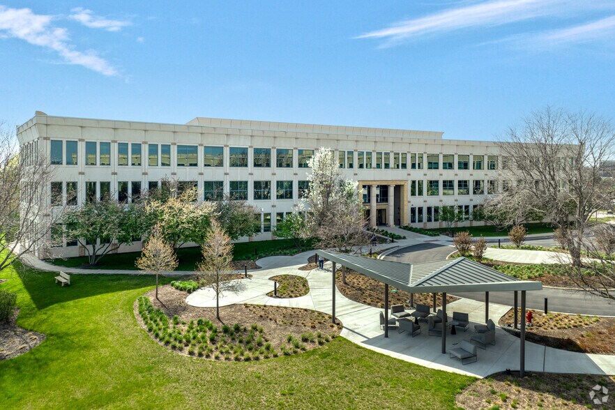 150 N Field Dr, Lake Forest, IL for sale - Primary Photo - Image 1 of 41