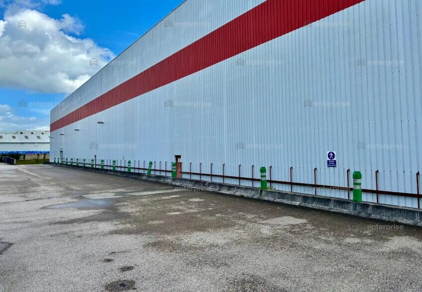 Industrial in Amiens for lease - Building Photo - Image 2 of 3