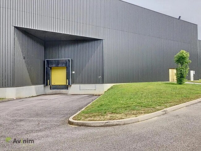 Location Local d'activités 2 735 m²
