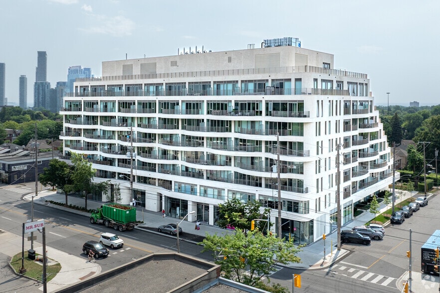 689 The Queensway, Toronto, ON for lease - Primary Photo - Image 1 of 3