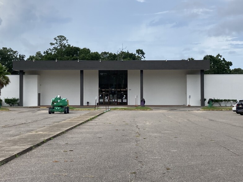 2001 E Pass Rd, Gulfport, MS for lease - Building Photo - Image 1 of 26