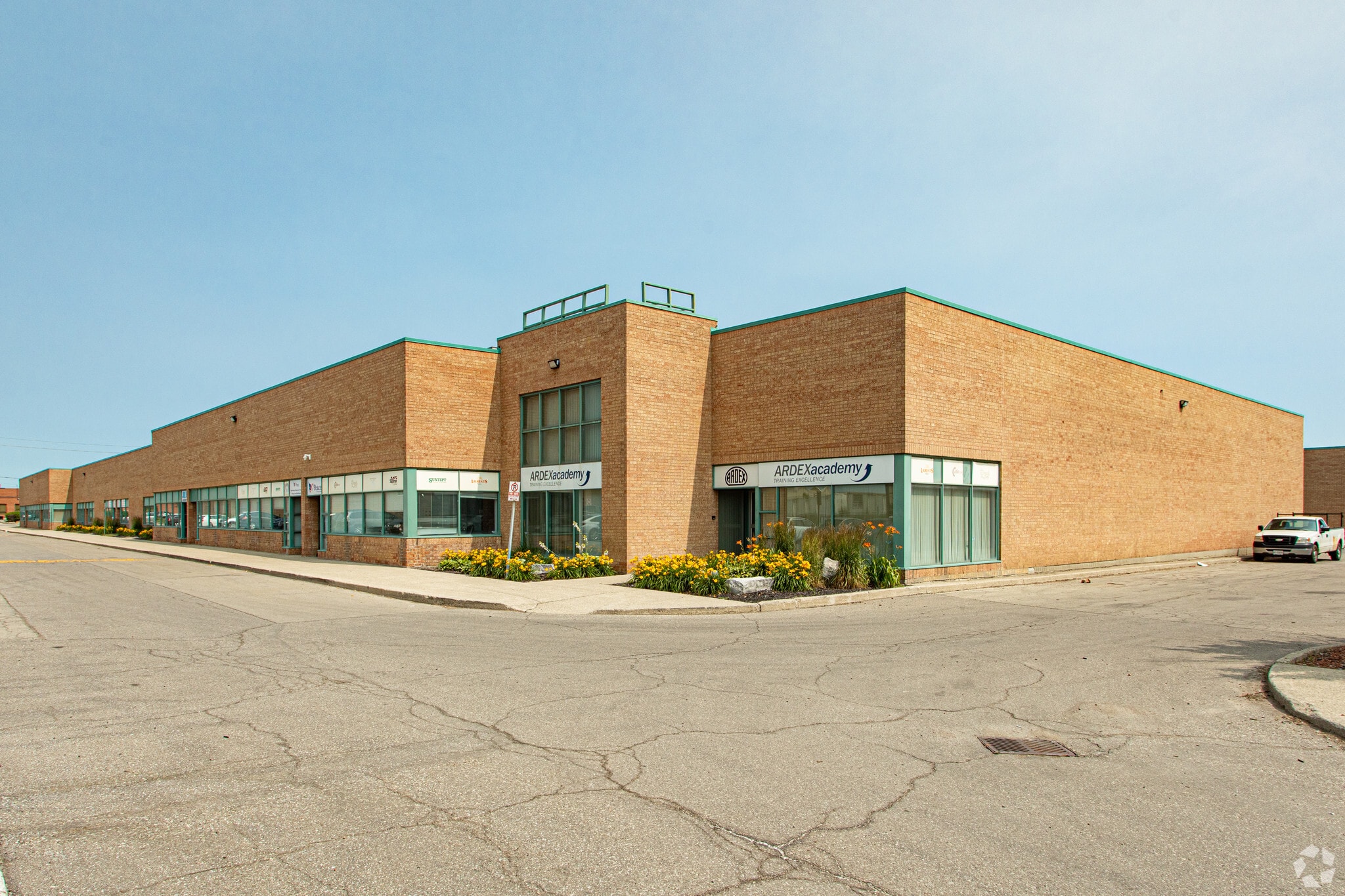 2400 Lucknow Dr, Mississauga, ON for lease Primary Photo- Image 1 of 2