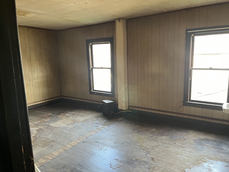 503 Main St, Madison, WV for sale - Interior Photo - Image 3 of 26