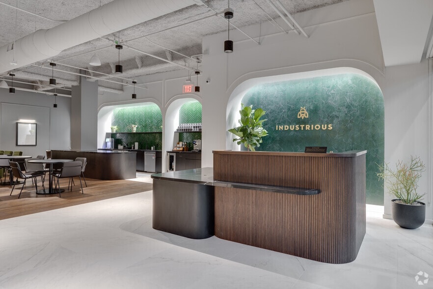 3200 E Camelback Rd, Phoenix, AZ for lease - Building Photo - Image 1 of 12