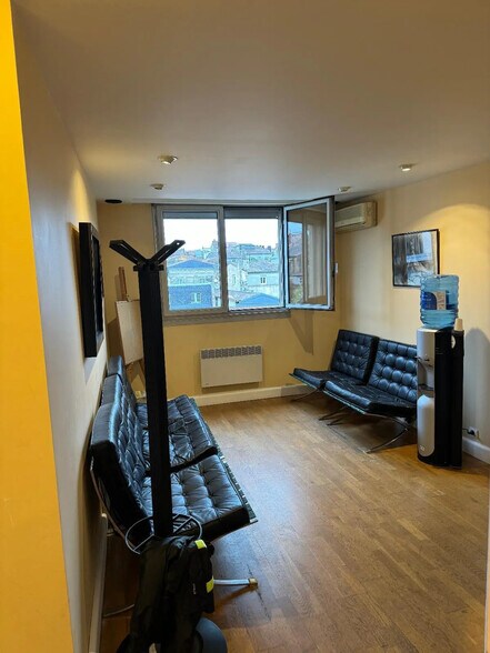 68 Rue Du Palais Gallien, Bordeaux for sale - Interior Photo - Image 2 of 6