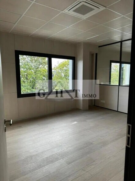 Office in Neuilly-sur-Marne for lease - Interior Photo - Image 1 of 3