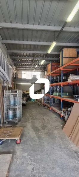 Flex in Noisy-le-Sec for lease - Interior Photo - Image 3 of 4