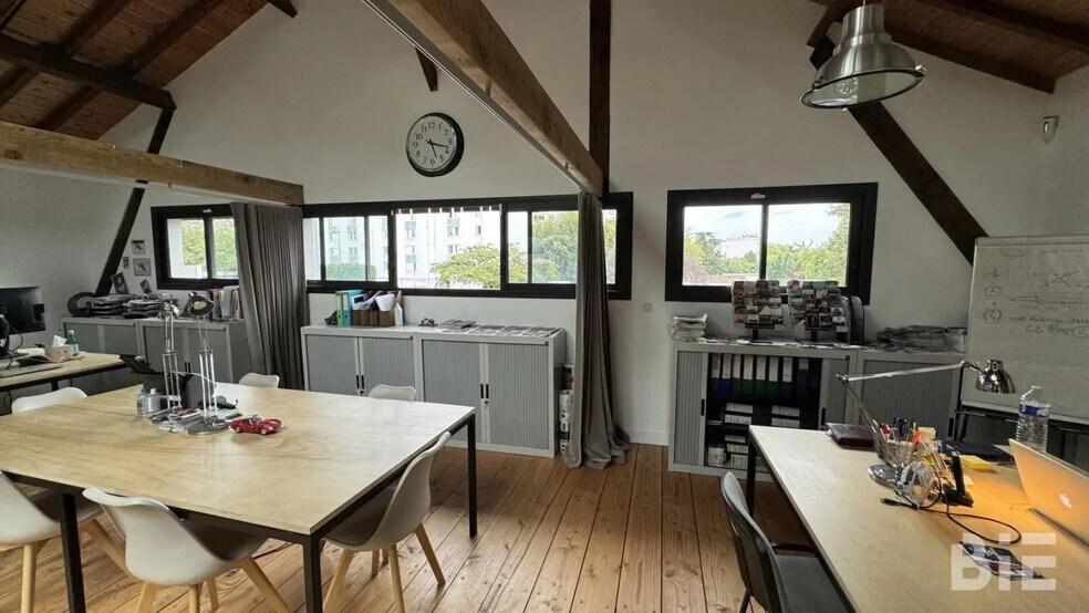 Flex in Bordeaux for lease - Interior Photo - Image 2 of 12