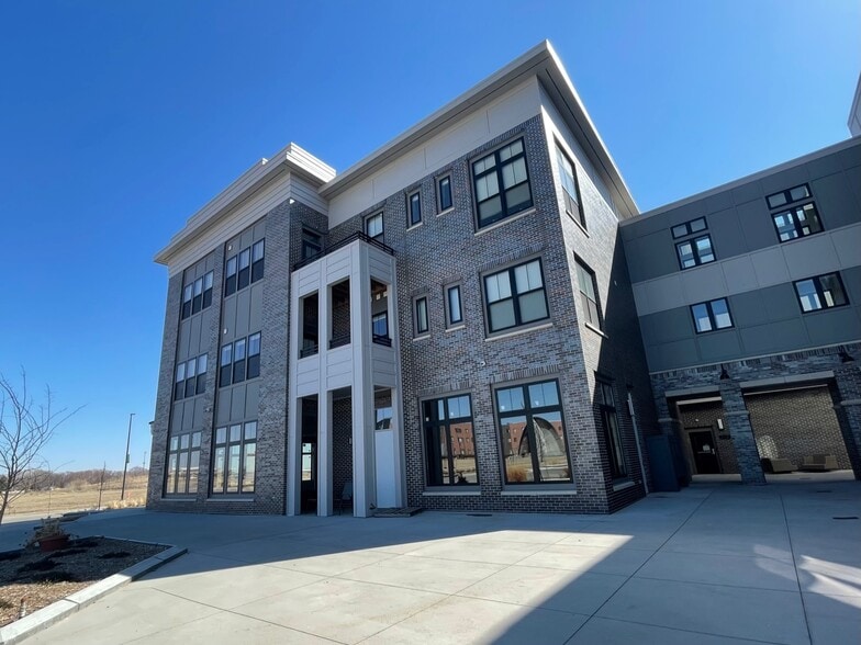 2112 University Dr, Kearney, NE for lease - Building Photo - Image 2 of 23