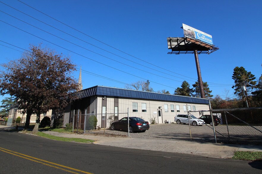 142 Thompson St, Bridgeport, CT for sale - Building Photo - Image 1 of 1